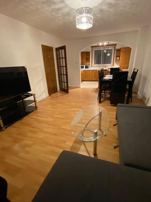 3 Bedroom Home-אינברקייטינג מראה חיצוני תמונה