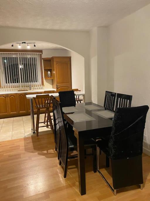 3 Bedroom Home-אינברקייטינג מראה חיצוני תמונה